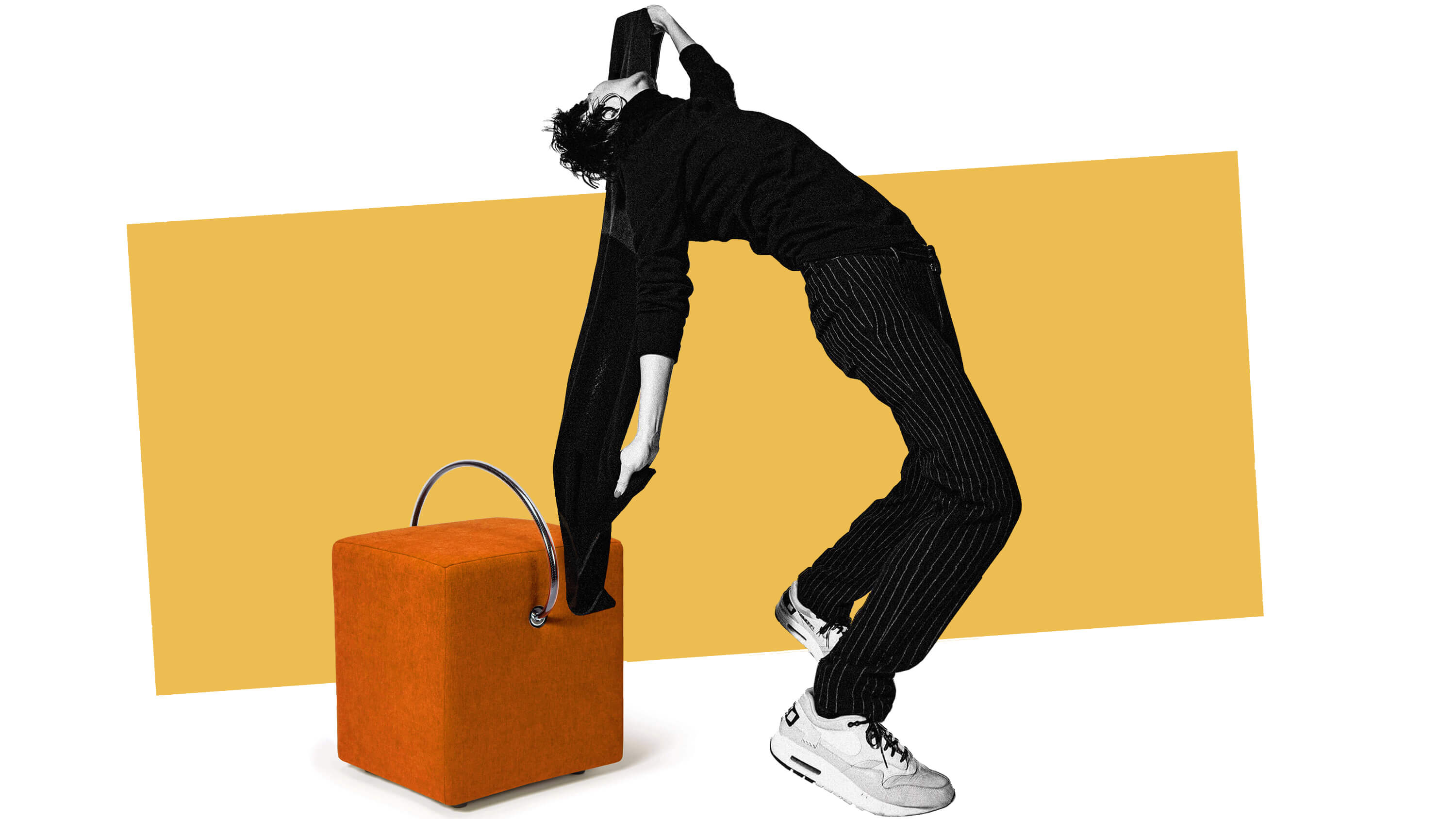 Ein orangefarbener Design Hocker mit Tragegriff, vor gelbem Hintergrund und einer Person in Bewegung dargestellt.