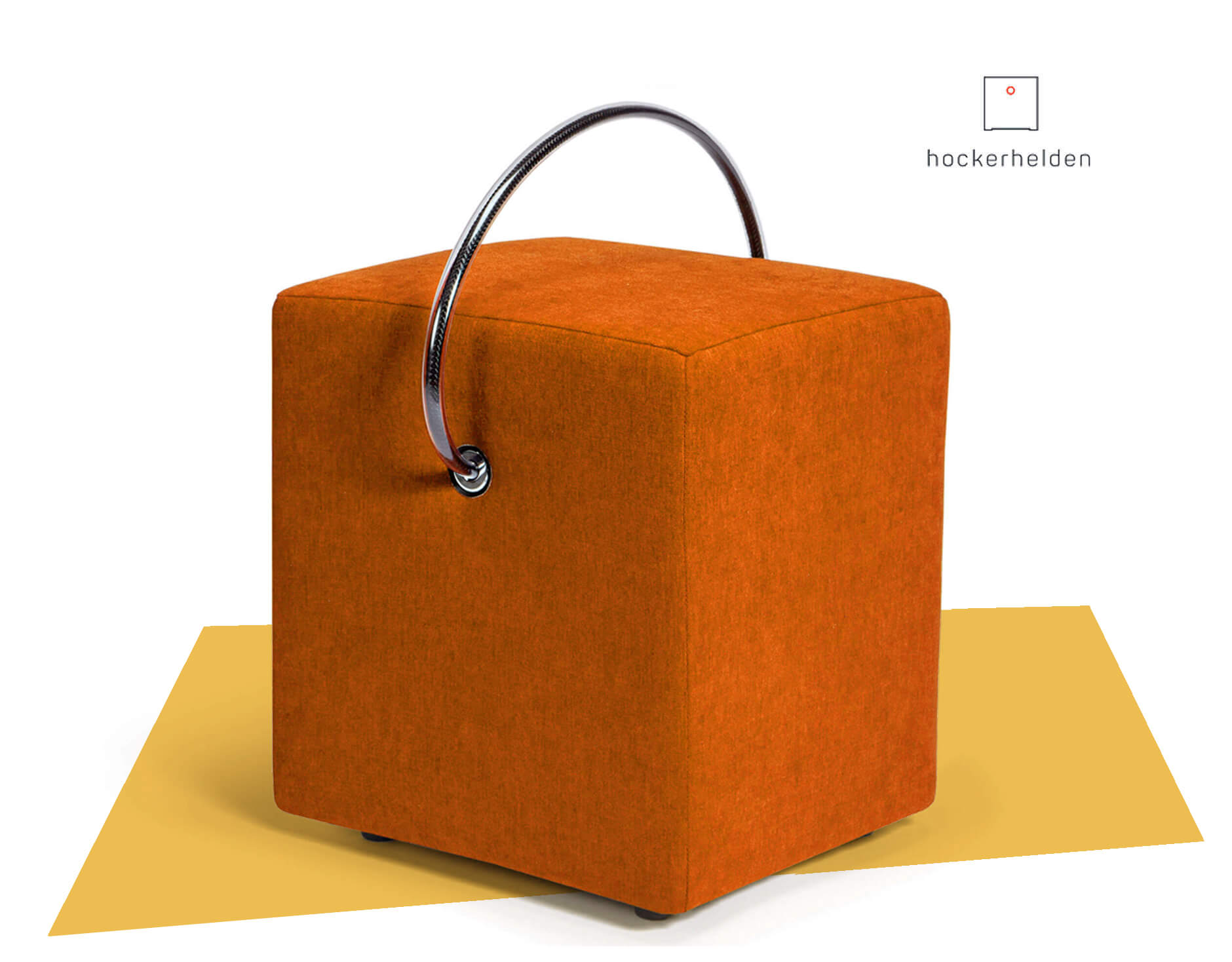 Ein handgefertigter, gepolsterter Hocker in orange mit verchromtem Tragegriff, auf gelbem Untergrund mit hockerhelden Logo platziert.