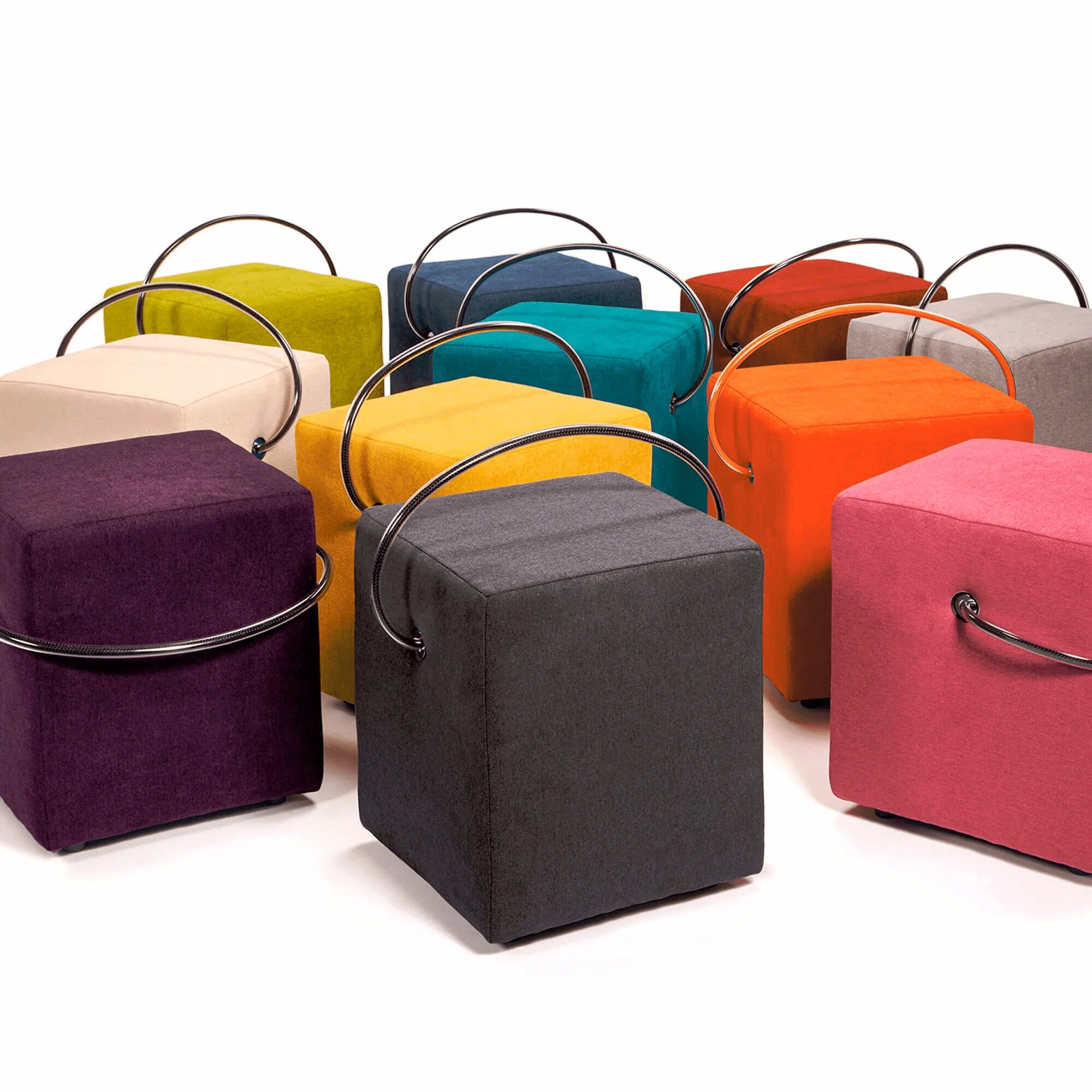 Farbvielfalt der Hockerhelden Classic-Line – handgefertigte Polsterhocker mit Tragegriff in zwölf Premium-Farben, leicht, mobil und komfortabel