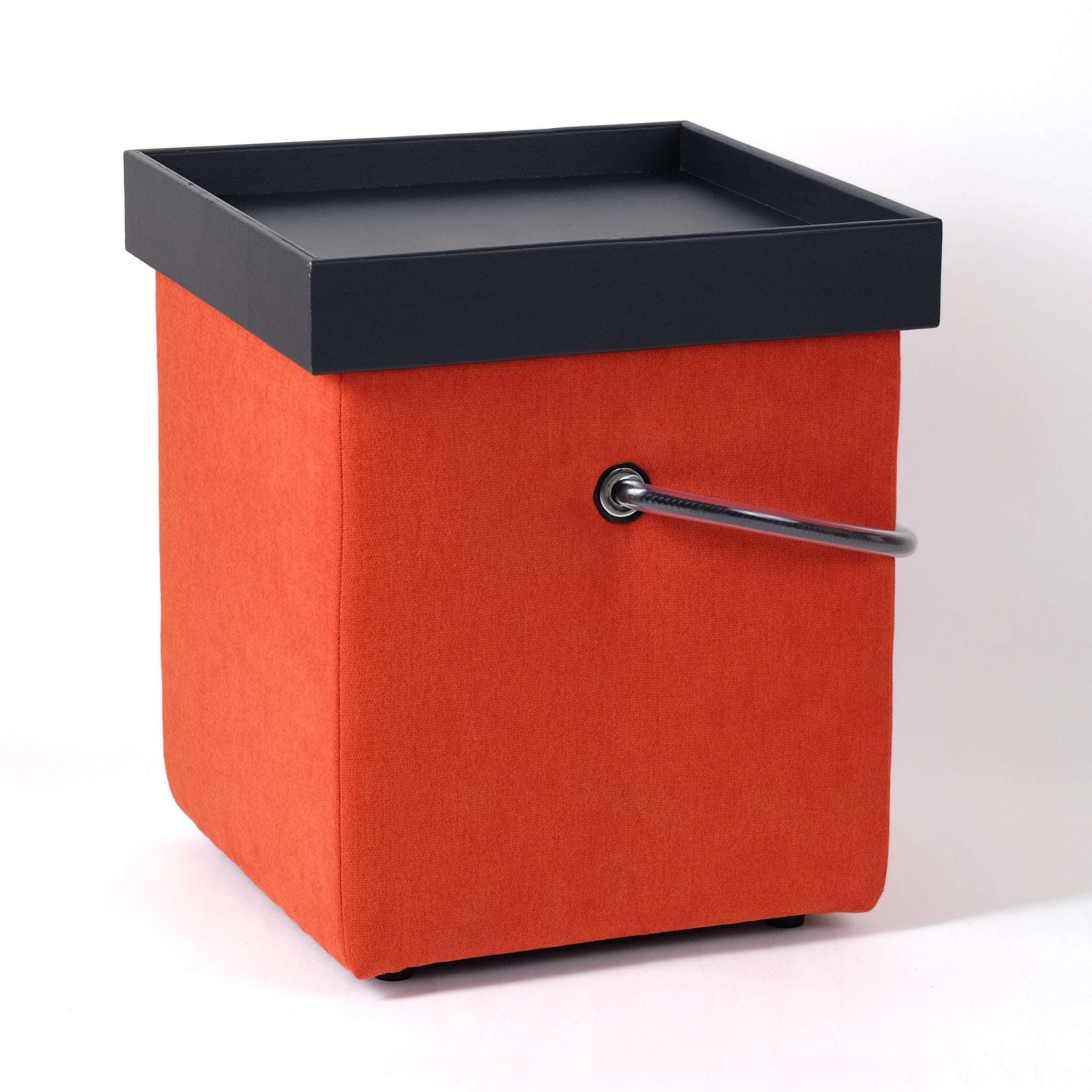 Orangener Polsterhocker mit Tragegriff und passendem schwarzen Tablett als praktische Ablagefläche.