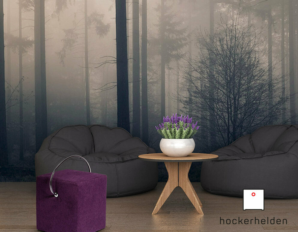 Violetter Classic Line Hocker mit Tragegriff in gemütlicher Wohnzimmerumgebung mit Couchtisch