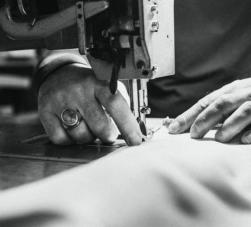 Detailaufnahme einer Nähmaschine bei der Fertigung von Hockerhelden Designhockern in Handarbeit