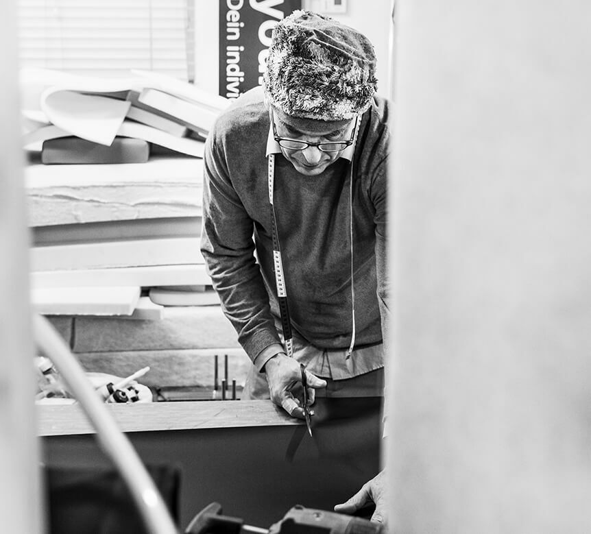 Zuschneiden von Stoffen mit der Schere in der Hockerhelden Manufaktur – präzise Handarbeit