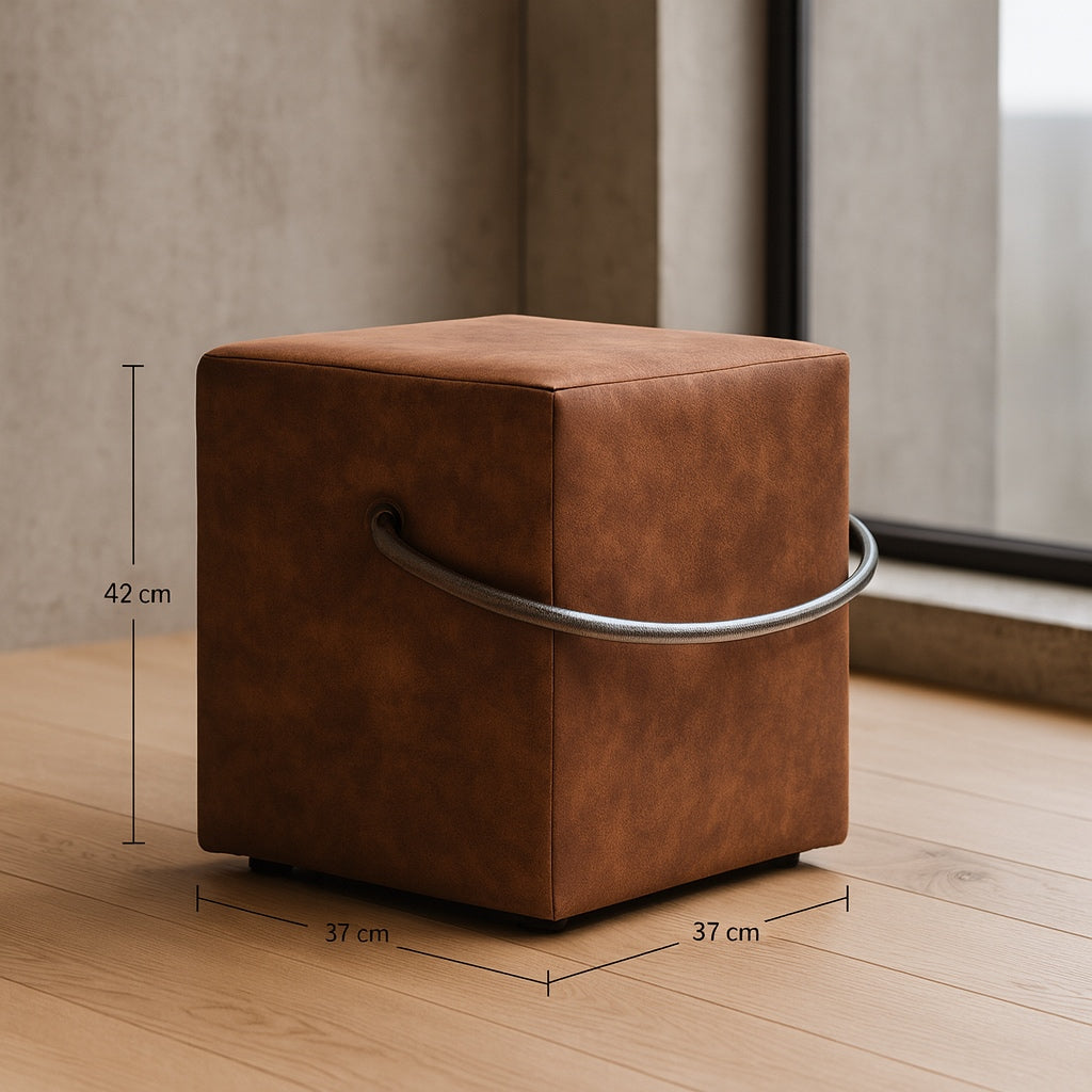 Brauner Hockerhelden-Designhocker mit sichtbaren Maßen 42 × 37 × 37 cm.