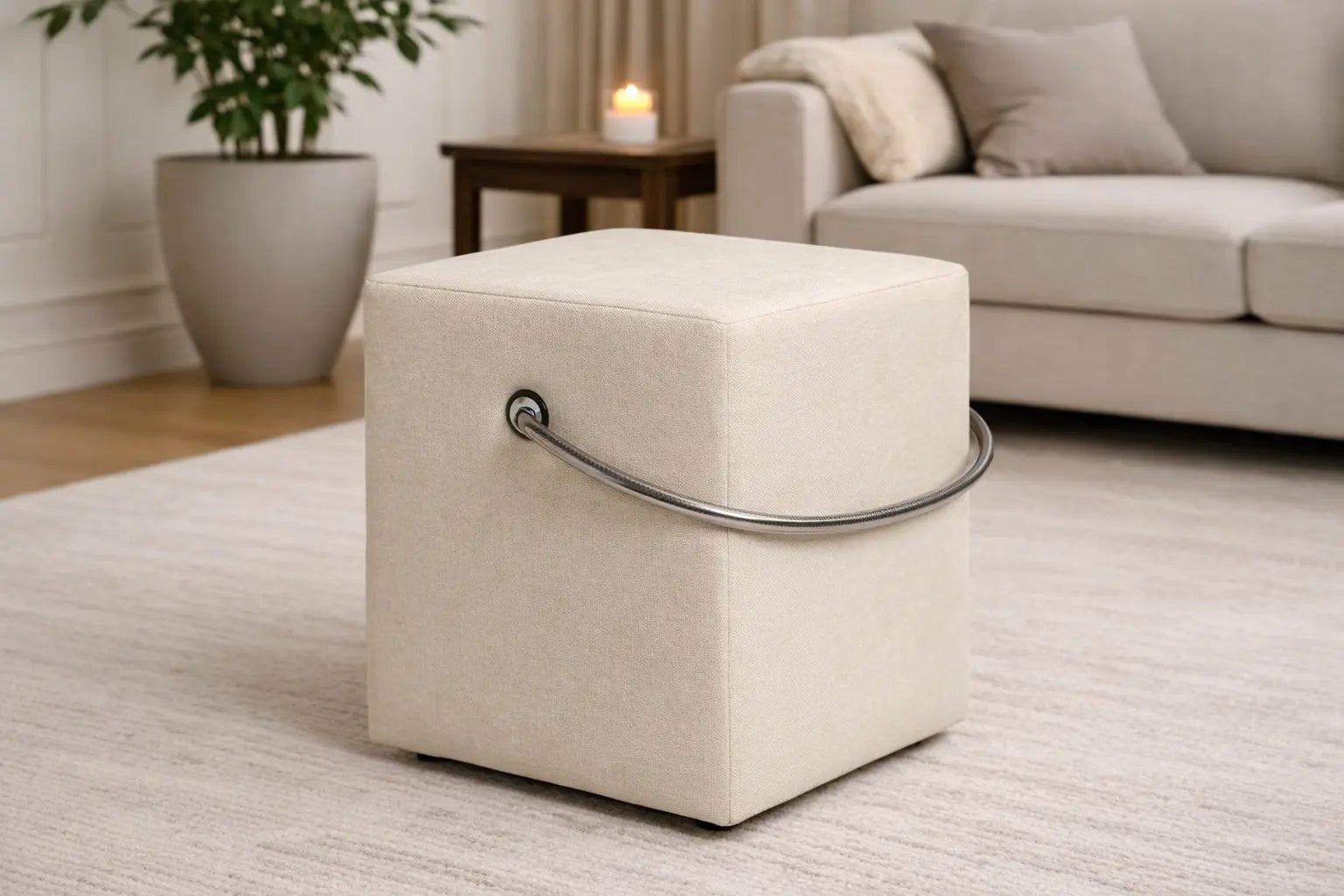 Beiger Polsterhocker im Wohnzimmer – leichter tragbarer Hocker im Wohnraum