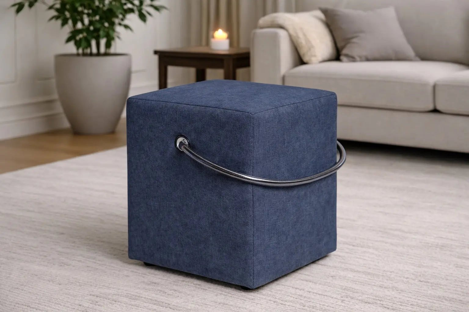 Blauer Polsterhocker im Wohnzimmer – tragbarer Hocker mit Tragegriff