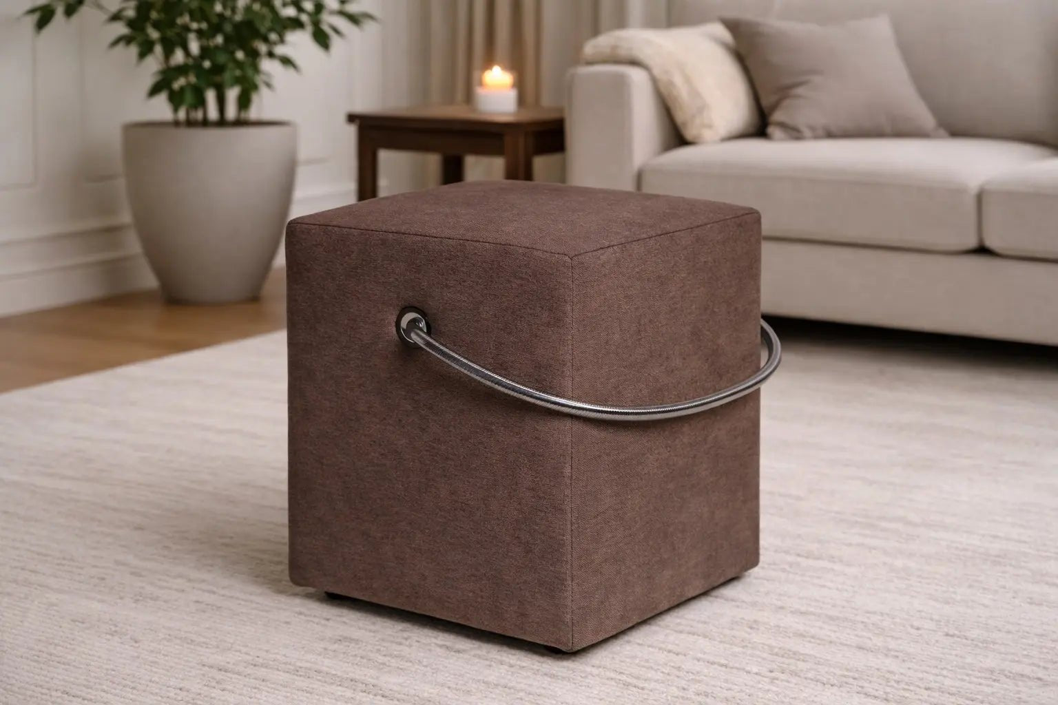 Brauner Polsterhocker im Wohnzimmer – tragbarer Hocker als Sitzplatz