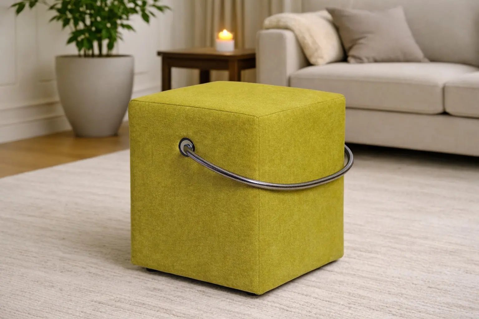 Grüner Polsterhocker im Wohnzimmer – leichter tragbarer Hocker