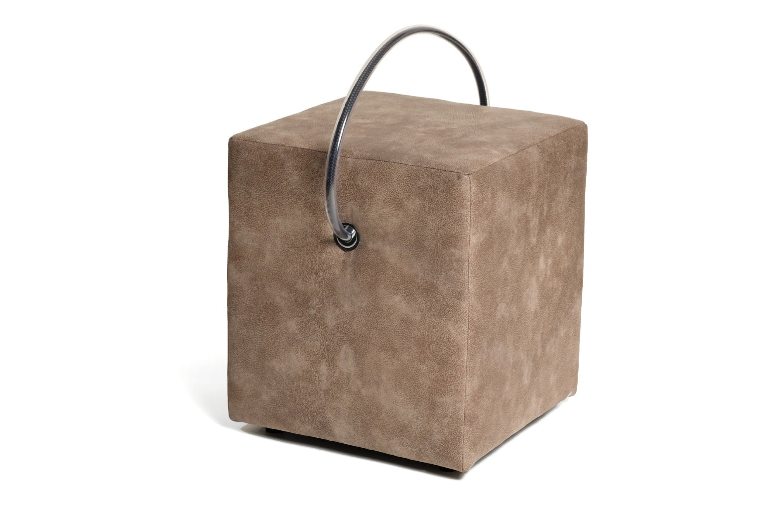 Polsterhocker Hellbraun Lederoptik – leichter Hocker mit Tragegriff, tragbarer Designhocker unter 4 kg Polsterhocker Lederoptik - Hockerhelden – Handgefertigte Polsterhocker