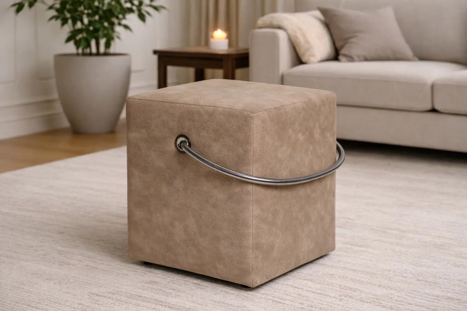 Hellbrauner Polsterhocker in Lederoptik im Wohnraum – tragbarer Hocker mit Tragegriff