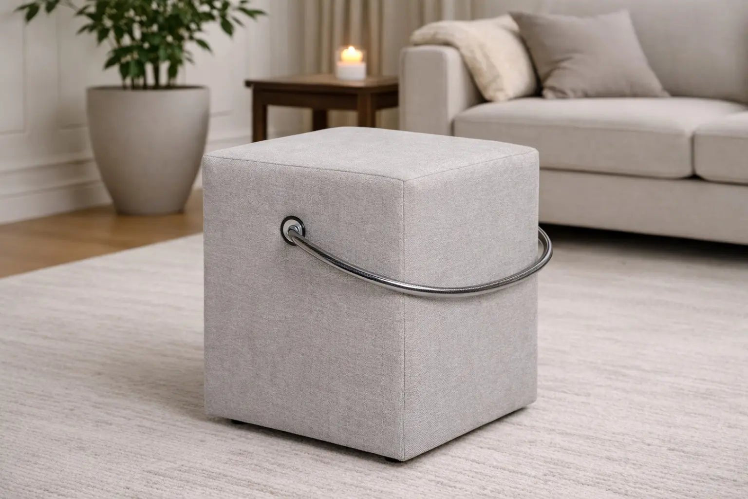 Hellgrauer Polsterhocker im Wohnzimmer – leichter tragbarer Hocker