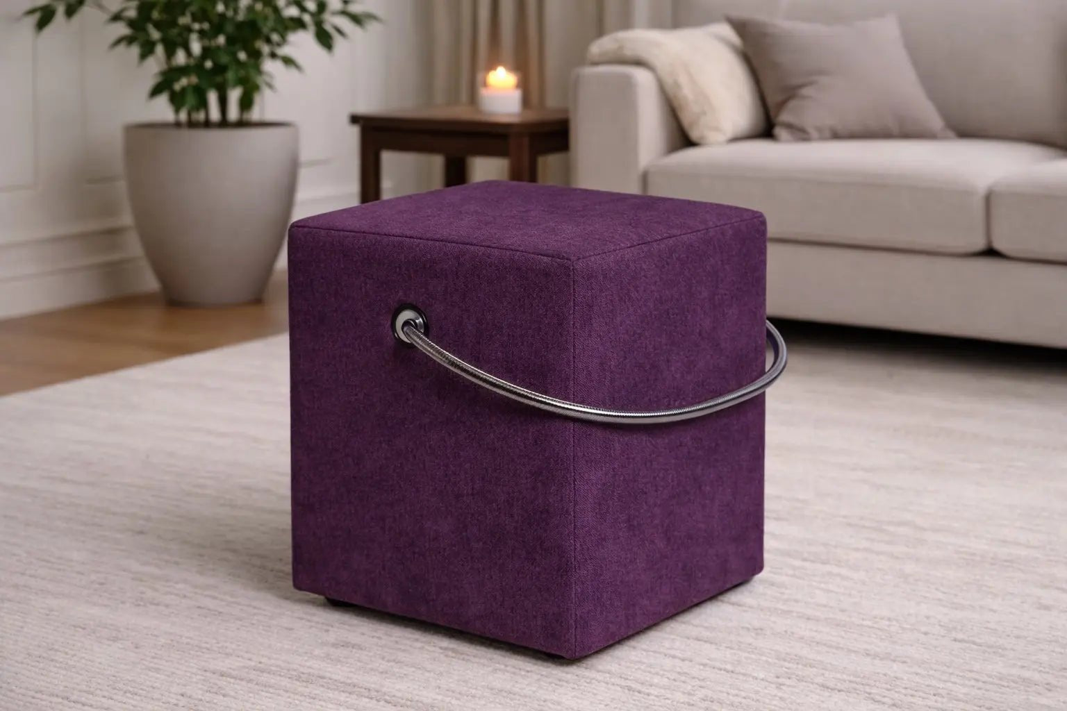 Lila Polsterhocker im Wohnzimmer – tragbarer Hocker als Sitzhocker