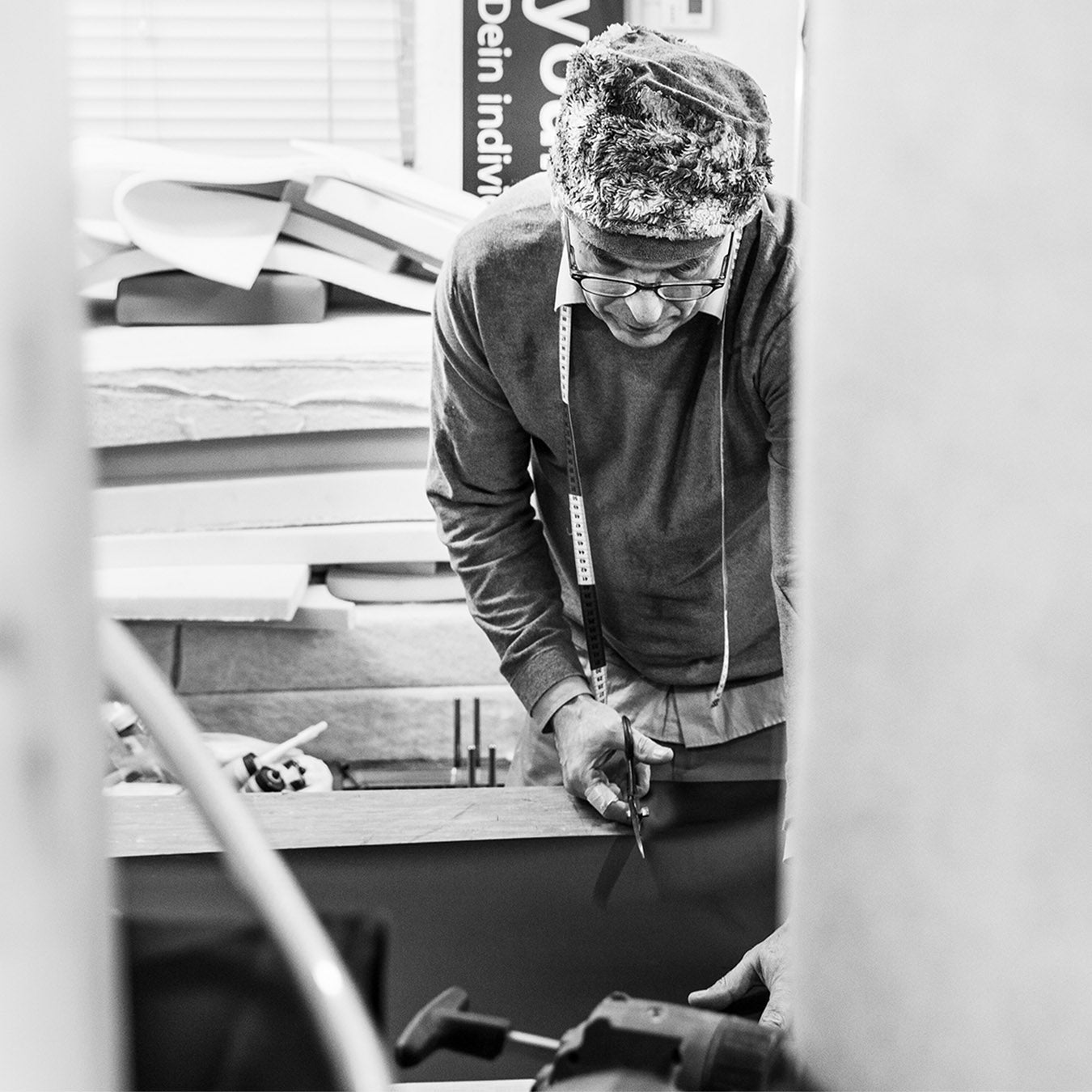 Zuschneiden von Polsterstoffen in der Hockerhelden Manufaktur in Heidelberg
