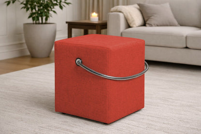 OrangefarbenerPolsterhocker mit Griff im modernen Wohnzimmer, leichter Sitzhocker auf hellem Teppich vor Sofa und Beistelltisch.– Handgefertigte Polsterhocker 
