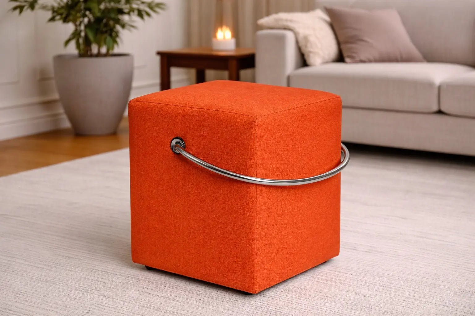 Oranger Polsterhocker im Wohnzimmer – tragbarer Hocker