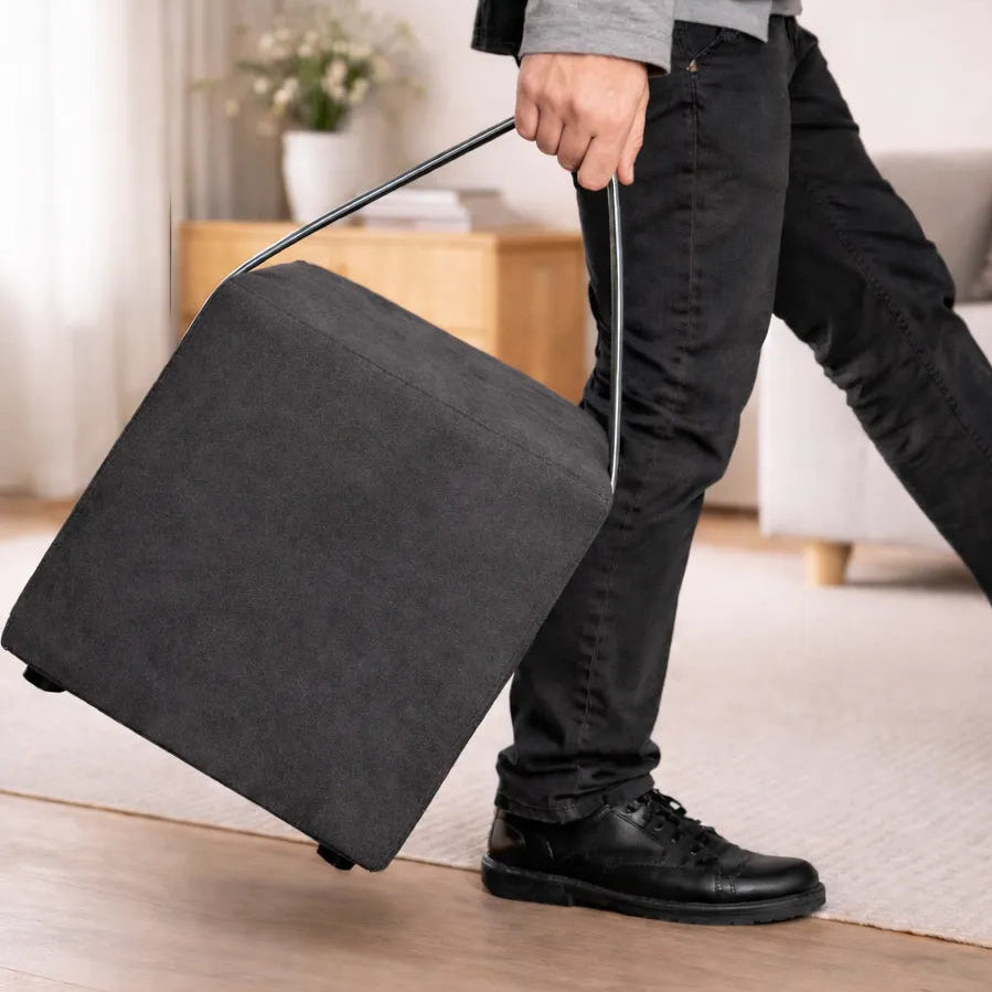 Polsterhocker mit Tragegriff wird von einer Person mühelos getragen