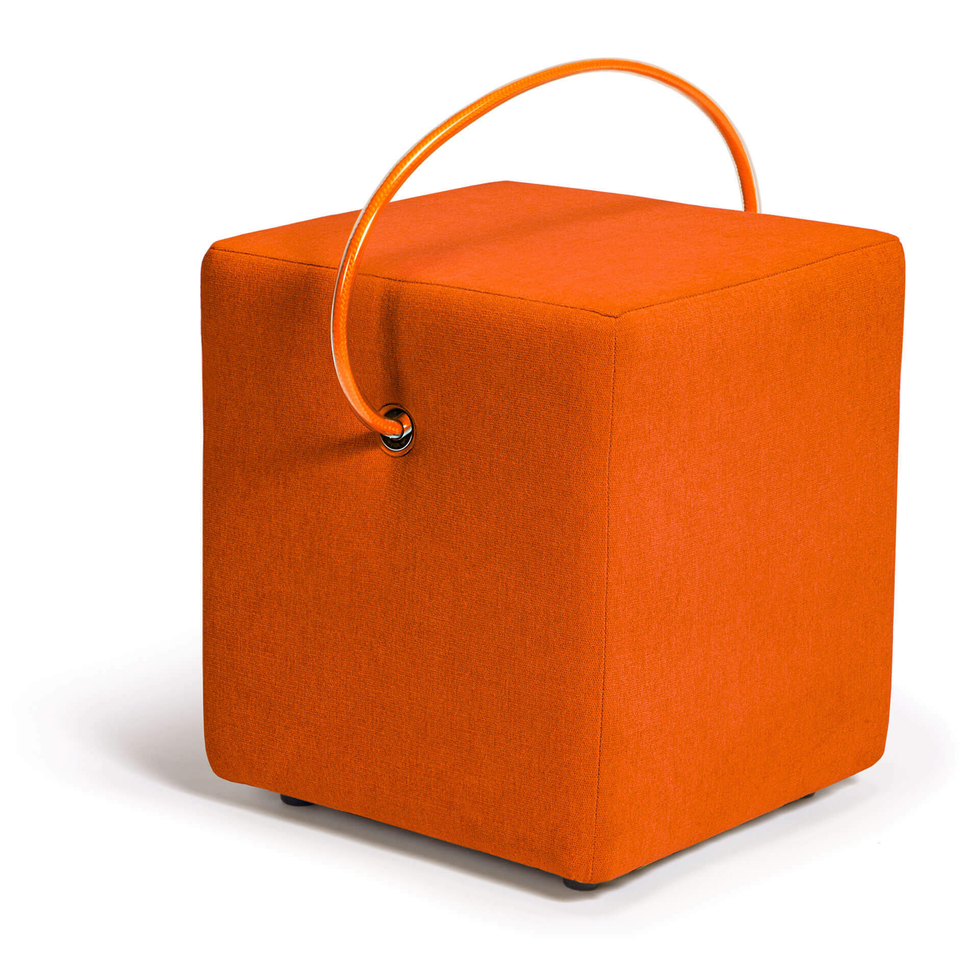 Orangefarbener Design-Hocker: Bringen Sie Wärme in Ihr Zuhause mit unserem handgefertigten, gepolsterten und leicht-tragbaren orangefarbenen Hocker. Jetzt bestellen!